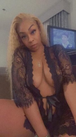 Curvy Busty Caramela Ava - 1