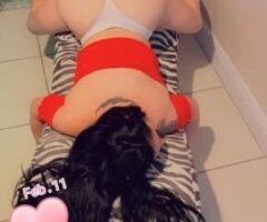 Latin girl visiting the city - Image 6