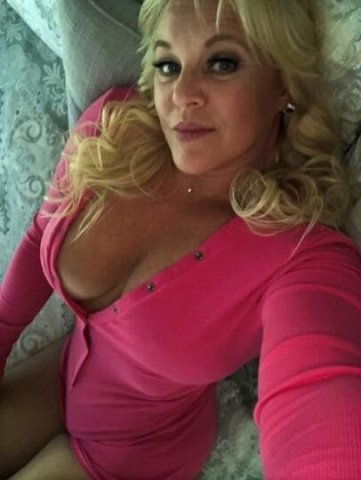 🦋Older, Sexy Woman Ready to Get Together - 1
