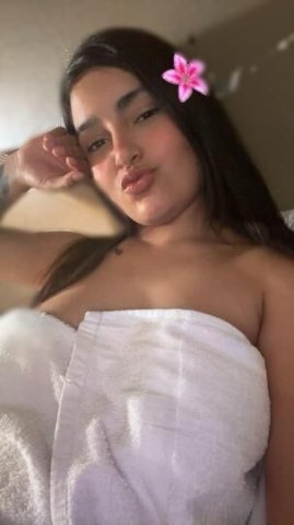 Mujer complaciente y divina en la cama . Lista para hacerte el amor bien rico 😈 - 1