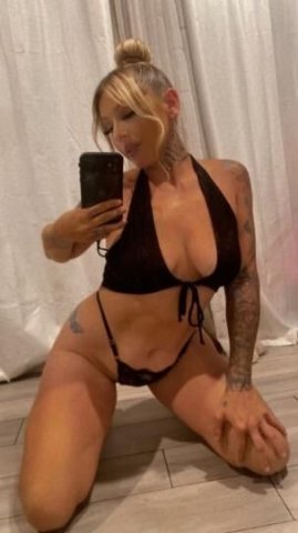 FAVORITE BOMBSHELL - 1