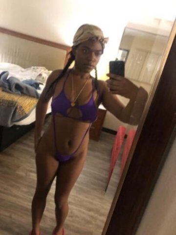 Petite mixed ebony🍫CALI GURL 🏝🥵📸💦FACETIMES Available| NO BARE❗(2 pops 180🥜 💦 - 1