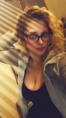 bombshell babe lonely needs company - 1