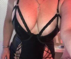 Voluptous Sexy Milf looking to play today - Image 10
