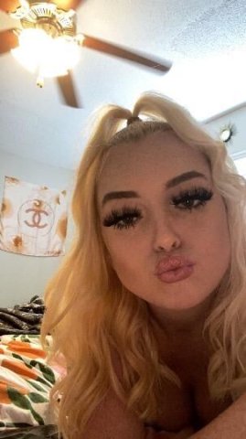 Looking for a sugar daddy to spoil me🤑💚 - 1
