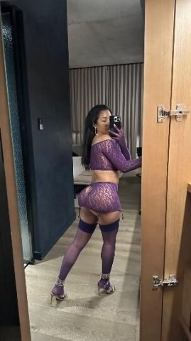 latina onlyfans model visiting - 1