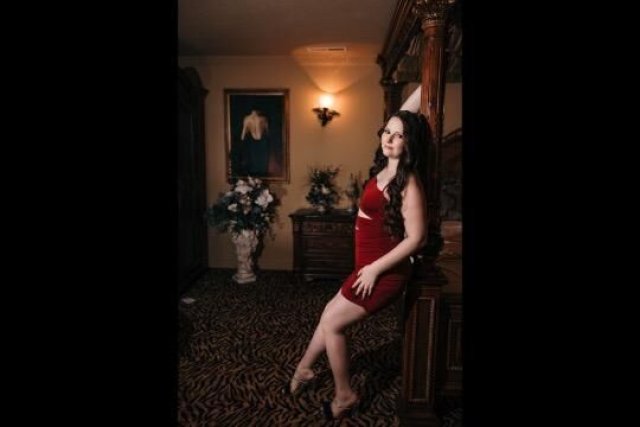Southern, brown-eyed bombshell available for OUTCALL ONLY - 1