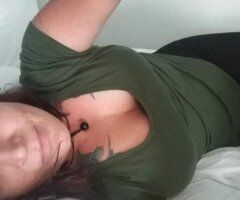 Cum guzzling angel volunteers her moutb to the troops - Image 4
