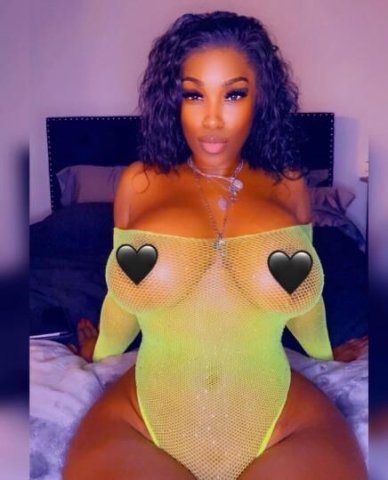 Thick Soft and Juicy Bombshell Visiting😇💥🥰 - 1