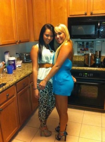 Let me splash on You.....cute blond ready to have fun and party with you - 1