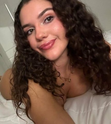 Sexy petite party girl with a thick ass🥰 real & recent pics💋 - 1