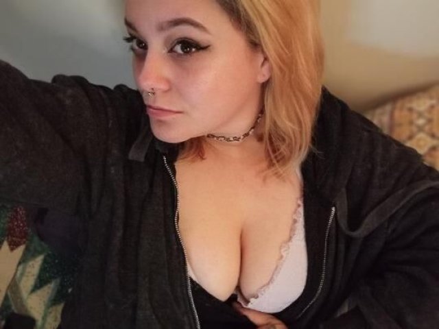 Available now for incall, outcall & carplay!!! Got a room for the weekend😘 squirter💦 CLEAN!! 27yo/5'6/200lbs - 1