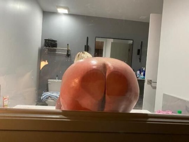Hot Sexy MILF available now!! - 1