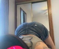 sexy pawg in town for a couple nights only 😻 - Image 4