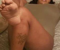 2 girls looking for fun - Image 4