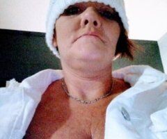 Looking for a discreet encounter - Image 4