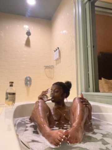 Sexy big booty chocolate in town tonight hmu🥰😍 - 1