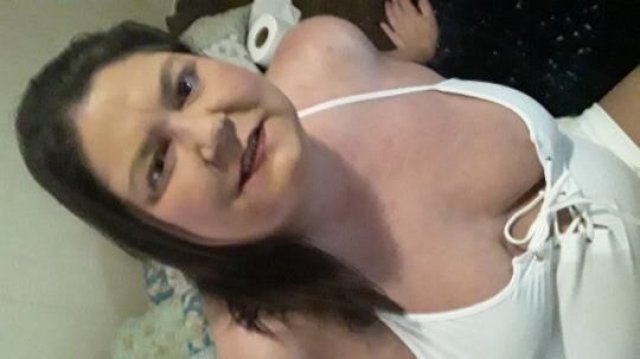 Sensual brunette for erotic 40$ car play ! - 1