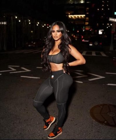 hello luvs, catch me while im in town so we can have a lovely time. - 1