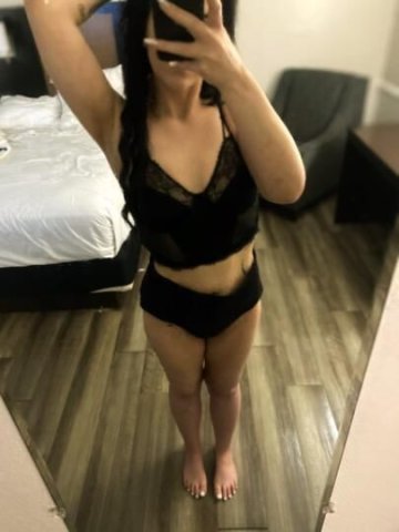 thicc pretty smile white girl wet - 1