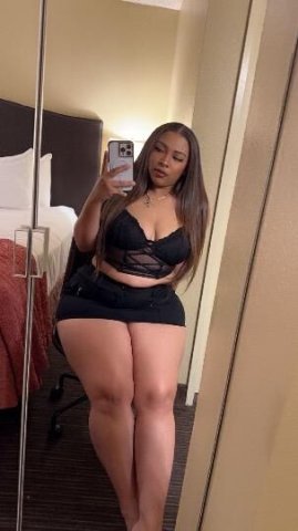thick light skin with AMAZING CURVES 🍑 - 1