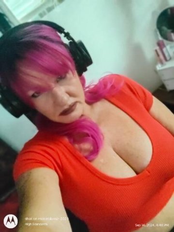 Lisamarie the legend, porn enthusiast, thick white milf, SEXY AF, cockworshipping vixen - 1
