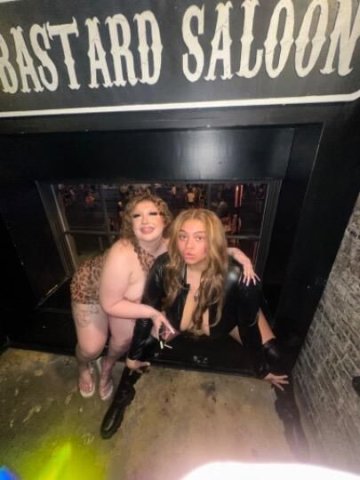 2 Girls available - 1
