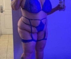 Hot sexy MILF visiting - Image 3