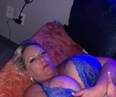 Hot sexy MILF visiting - Image 6
