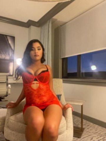 Arab goddess, here to make you comfortable and ready to fulfill your desires! BOOK YOUR ARABIAN NIGHTS ESCAPE TODAY ✨🌃 - 1