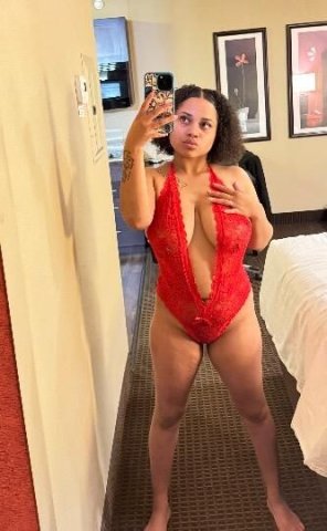 SUN KISSED BADDIE 💦😍✨ IN TOWN TONIGHT ONLY 😘 - 1