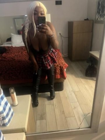 new in town squirter 💦 - 1