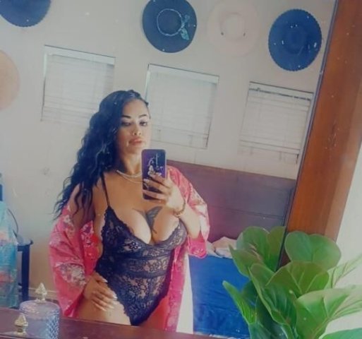 MUJER ATRACTIVA Y COMPLACIENTE - 1