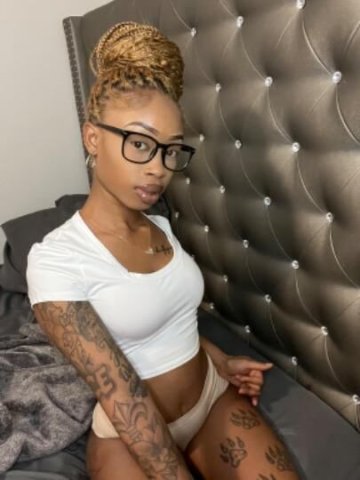 Pretty 🥰 Petite 😘 & Available 😜 - 1