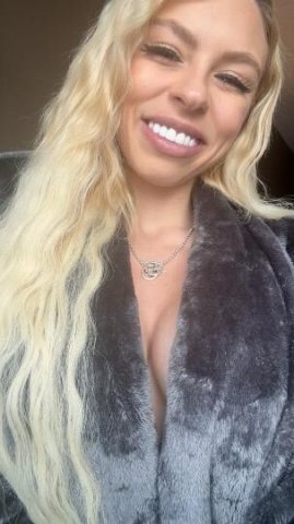 sexy lil blonde - 27 - 1