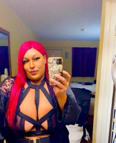 BUSTY BUBBLE BOOTY BBW POLE DRAINER VISITING - 1
