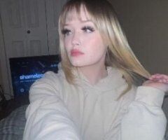 ur fav snow bunny 💕 creamy tight pussy 💦😉 ready for some fun - Image 2
