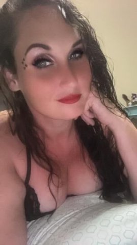 Roommate who like to play - 1
