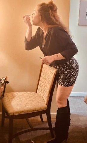 profesinal pretty and a whole lot of fun come see me - 1