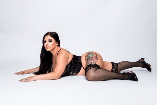 BUSTY Green Eyed Brunette Baddie 😻😘 - 25 - 1
