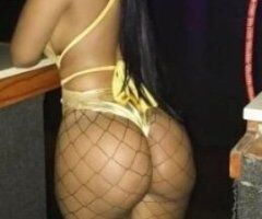 Brazillian beauty, Nani, visiting Seattle - Image 2