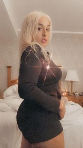 Gorgeous Curvy Bombshell - 25 - 1