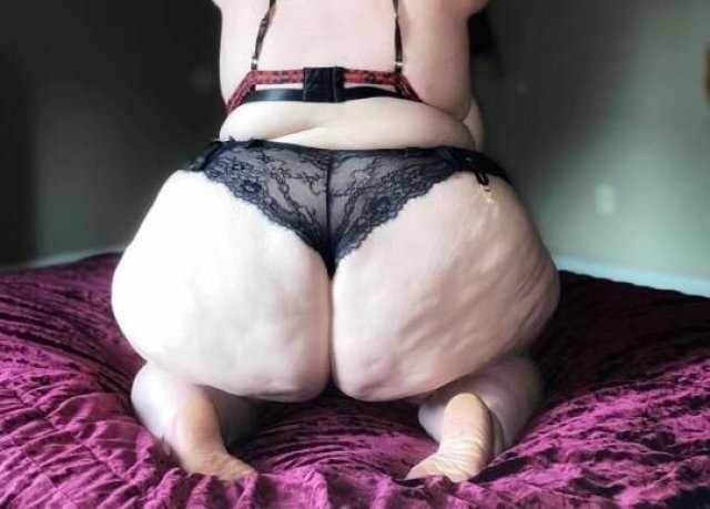 NO MEETS CONTENT ONLY Cum help you favorite SSBBW out with Xmas. Times are hard so hopefully i can make you Hard. CONTENT ONLY. Special 100 pics and 100 videos for just 30$ - 1