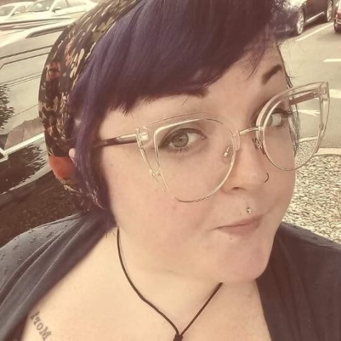 Curvy gamer girl looking for some fun 😉 - 1