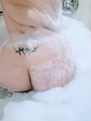 bubbly babe made to please *outcall only* - 1
