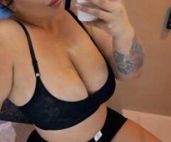 new big booty white girl in town - Image 2