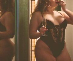 naturally curvy redhead in bay area - Image 5