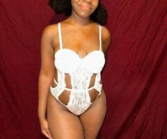 college girl looking for an older guy to have fun with( I will be avaiable at 5:15pm on weekdays and full availability on the weekends) - Image 2