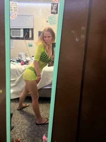 are you looking for a relaxing time or some fun company😘 here to make sure you have a good time. also doing massages - 1
