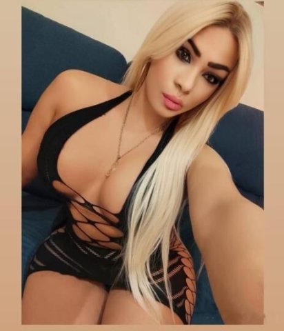 Sexy latina TS with big ass Airport - 1